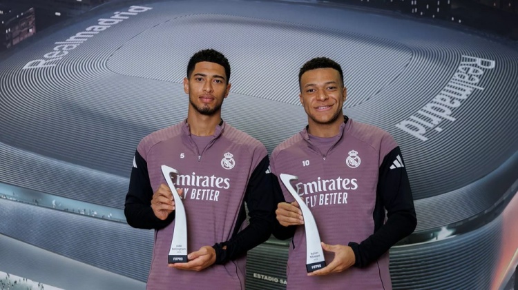 世界杯客户端升级说明-姆巴佩和贝林厄姆领取FIFPRO最佳阵容奖杯，两人与奖杯一同合影